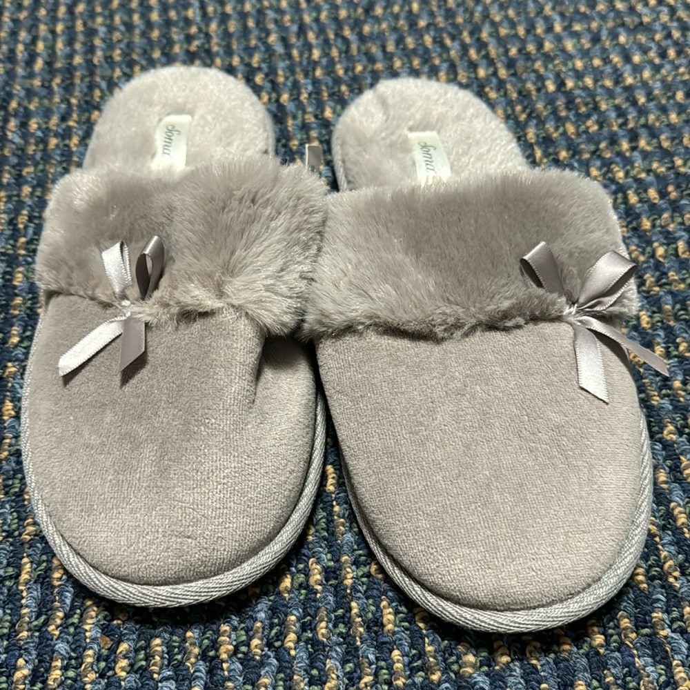 Amazingly soft Soma slippers in grey. Size M (7/8). NWT - Picture 2 of 5